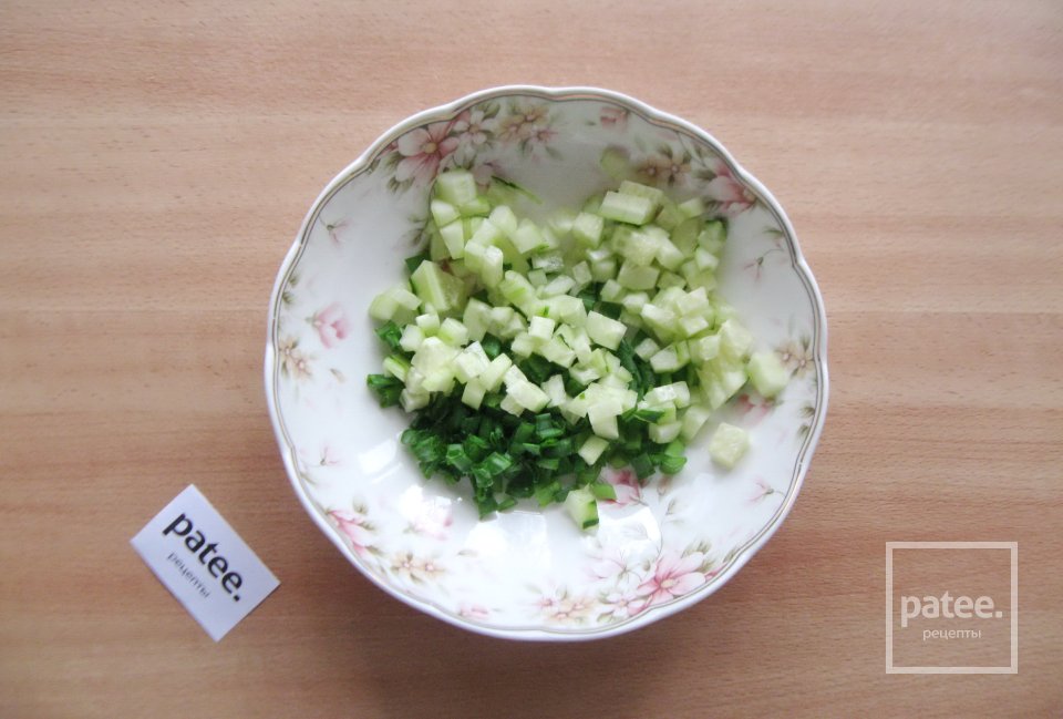 Салат с огурцом, яйцами и зеленью - Шаг 3