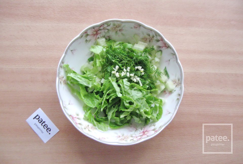 Салат с огурцом, яйцами и зеленью - Шаг 6