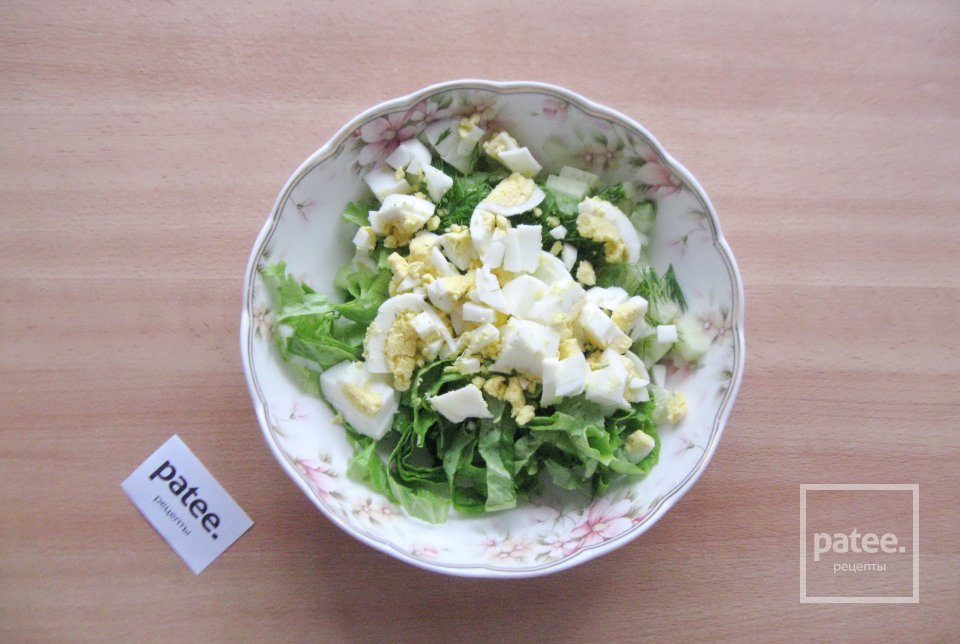 Салат с огурцом, яйцами и зеленью - Шаг 7