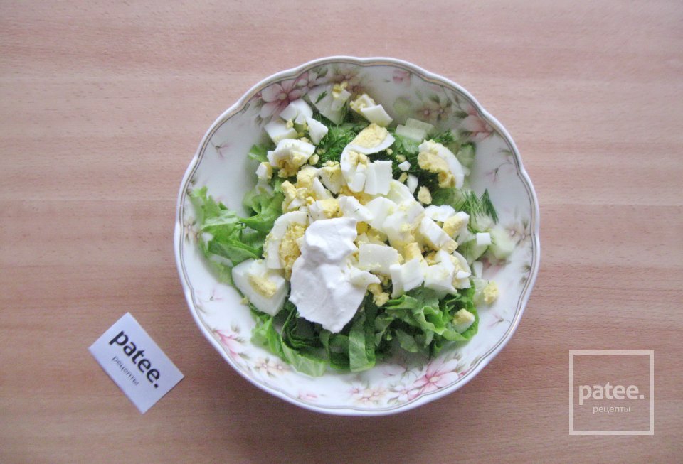 Салат с огурцом, яйцами и зеленью - Шаг 8