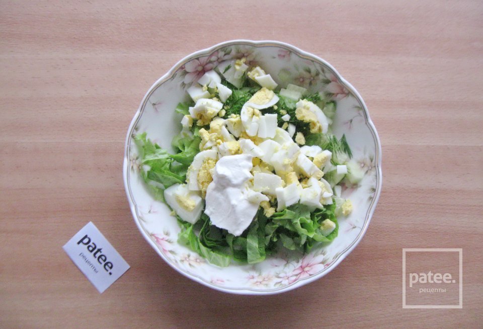 Салат с огурцом, яйцами и зеленью - Шаг 8