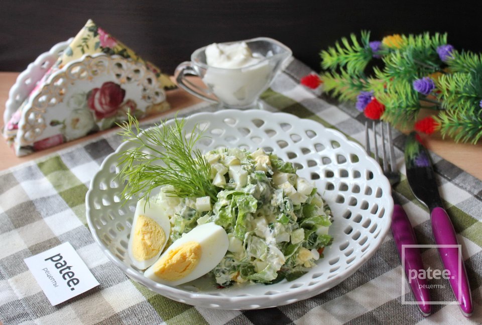 Салат с огурцом, яйцами и зеленью - Шаг 10