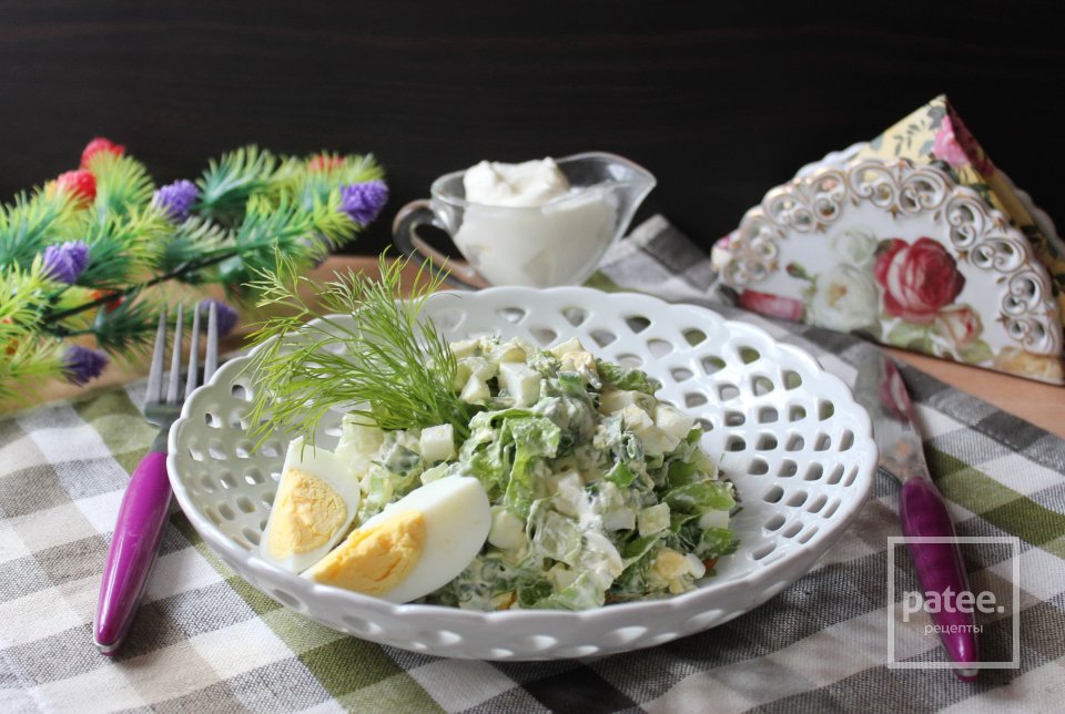 Салат с огурцом, яйцами и зеленью - Шаг 11