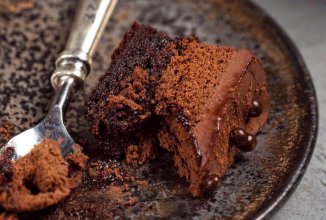 Шоколадный торт с финиковым брауни.