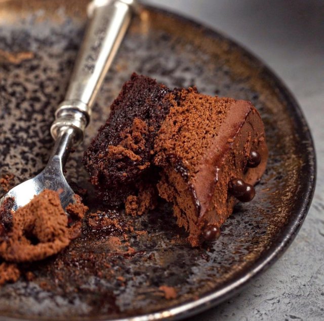 Шоколадный торт с финиковым брауни.
