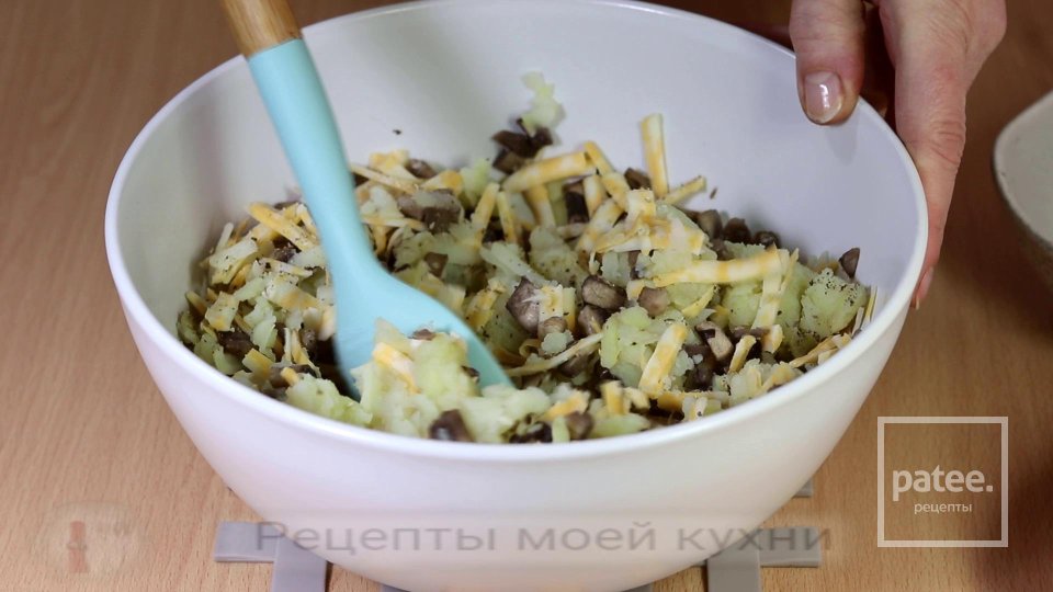 Пирог с картошкой и грибами на кефире - Шаг 6