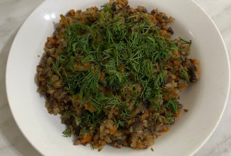 Гречка рассыпчатая с овощами и грибами