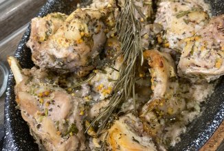 Кролик в вине с розмарином