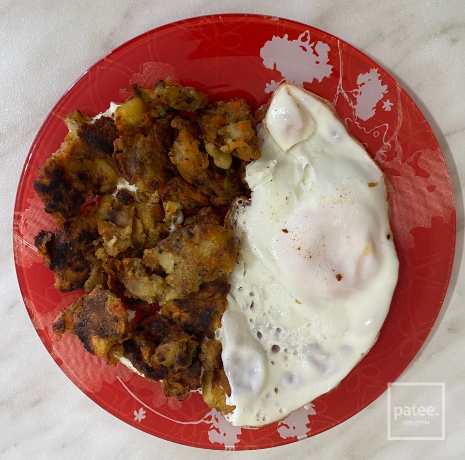 Тушеный картофель 🥔 с морковью 🥕 и яйцом - Шаг 4