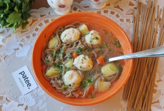 Суп с фрикадельками и гречневой лапшой