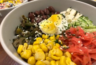 Боул с овощами и сладкий десерт