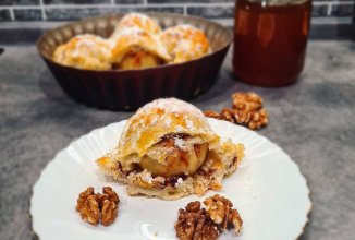 Пирог с яблоками и орехами