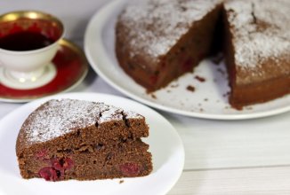 Шоколадный пирог с вишней