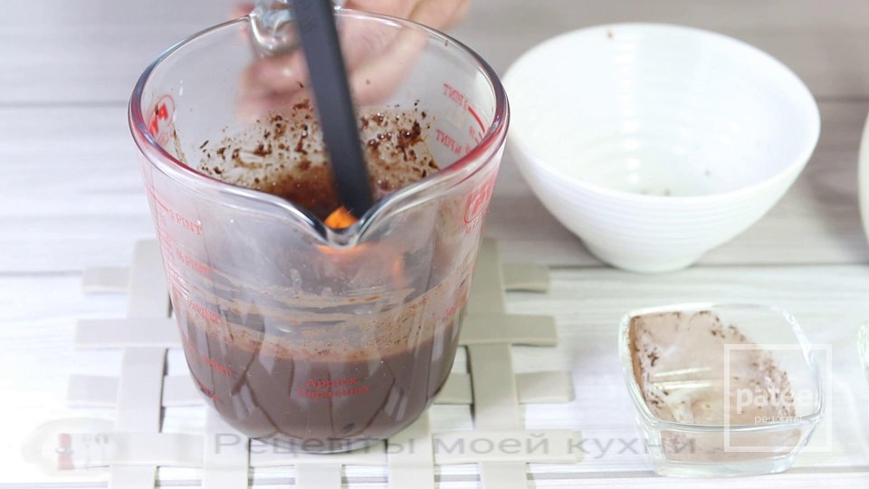 Шоколадный пирог с вишней - Шаг 3