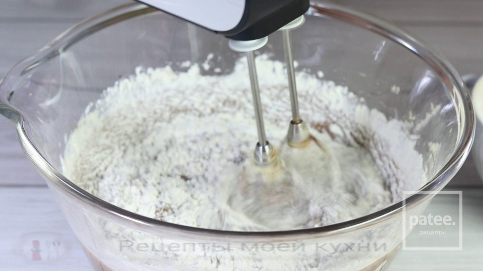 Шоколадный пирог с вишней - Шаг 8