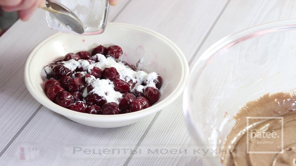 Шоколадный пирог с вишней - Шаг 9