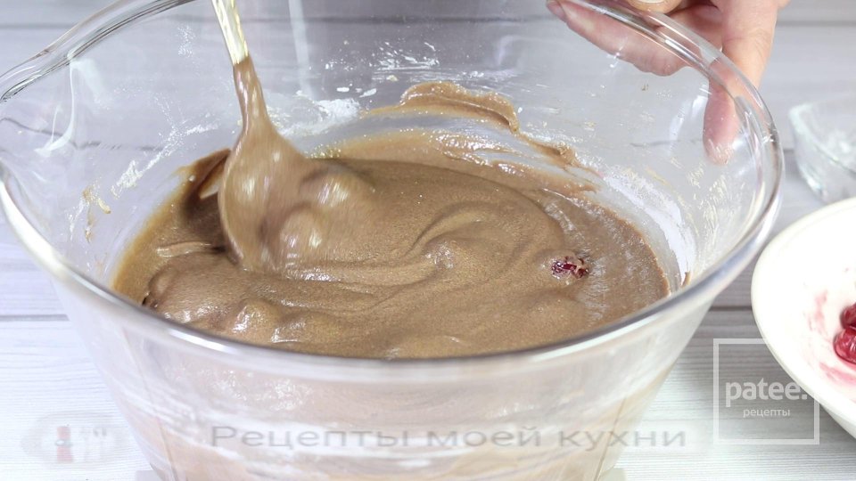 Шоколадный пирог с вишней - Шаг 10