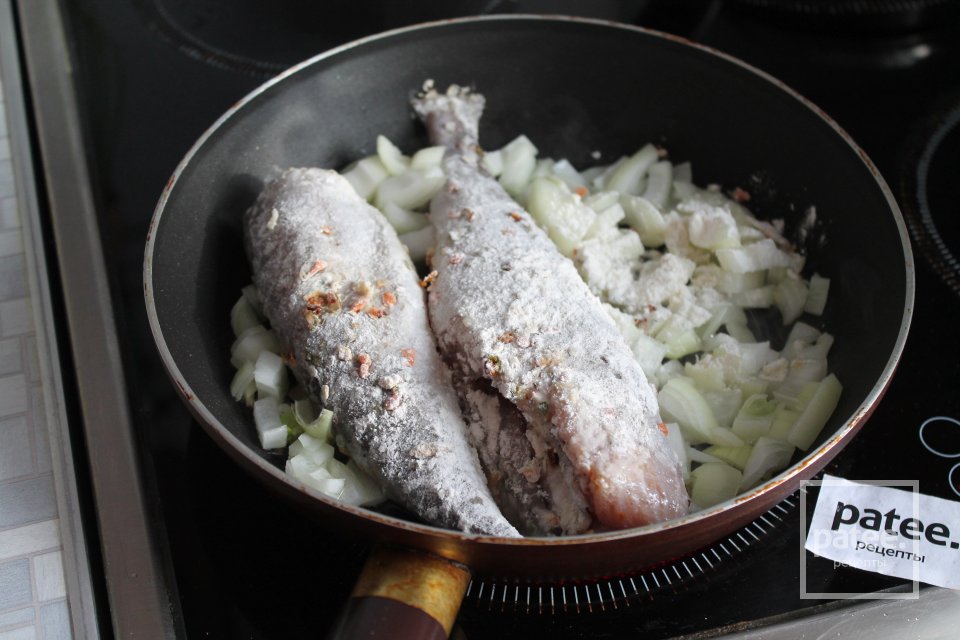 Хек по-домашнему на сковороде - Шаг 10