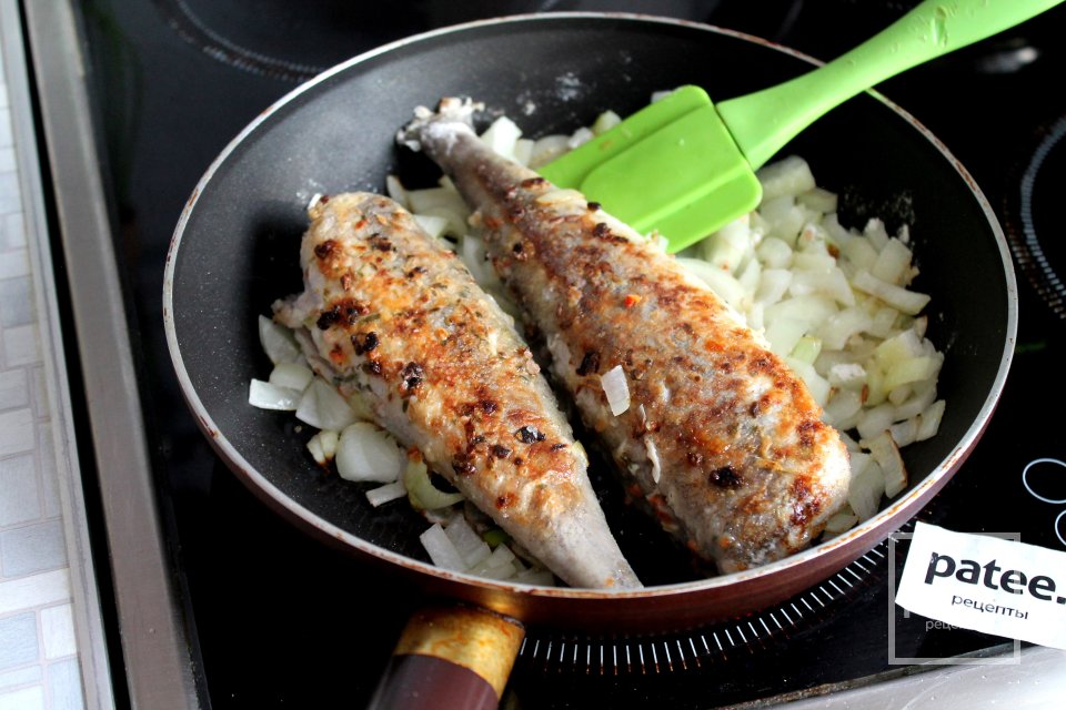 Хек по-домашнему на сковороде - Шаг 11