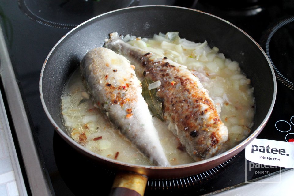 Хек по-домашнему на сковороде - Шаг 15