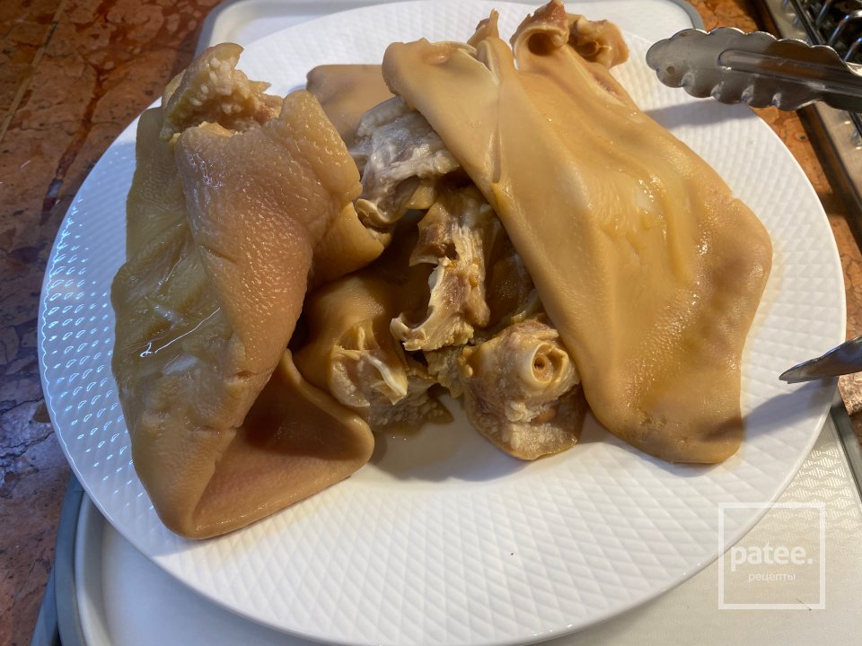 Рулет из свиных ушей с фунчозой - Шаг 8