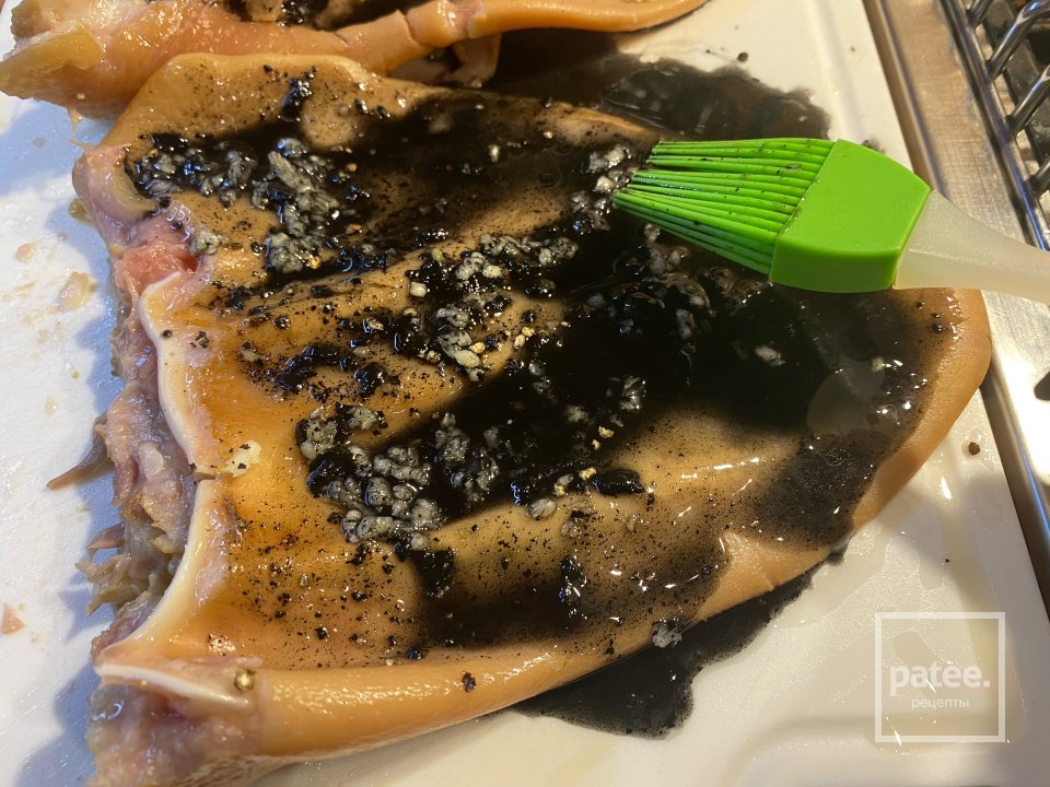 Рулет из свиных ушей с фунчозой - Шаг 10