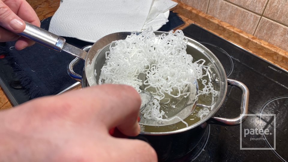 Рулет из свиных ушей с фунчозой - Шаг 13