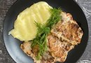 Свиные отбивные в яично-сырном кляре с картофельным пюре