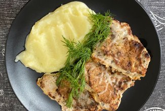 Свиные отбивные в яично-сырном кляре с картофельным пюре