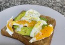 Тост с авокадо и яйцом