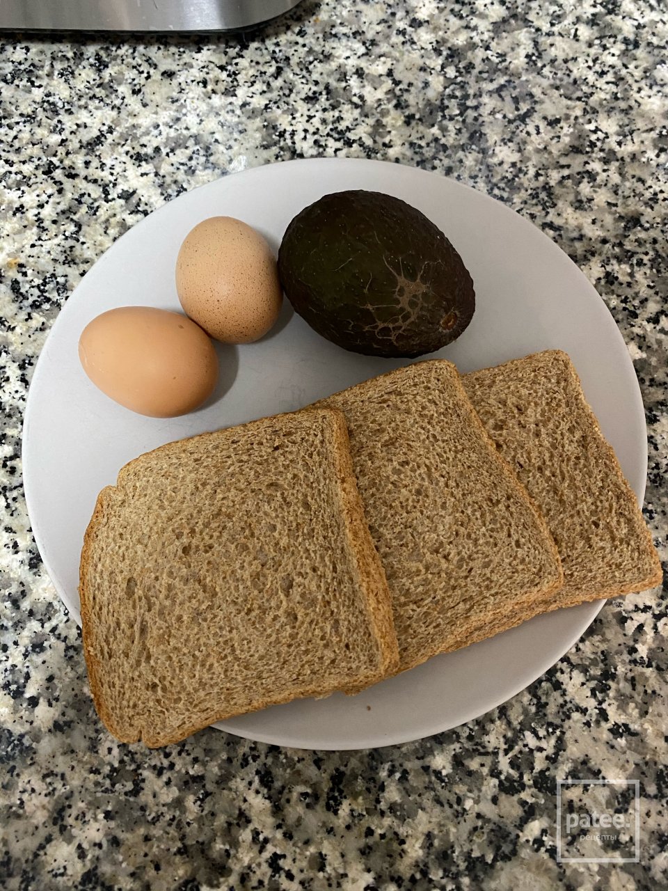 Тост с авокадо и яйцом - Шаг 1
