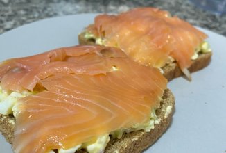 Тост-салат с лососем