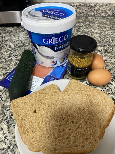 Тост-салат с лососем - Шаг 1