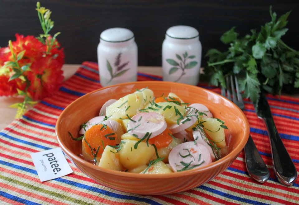 Тушеный картофель с овощами и сардельками