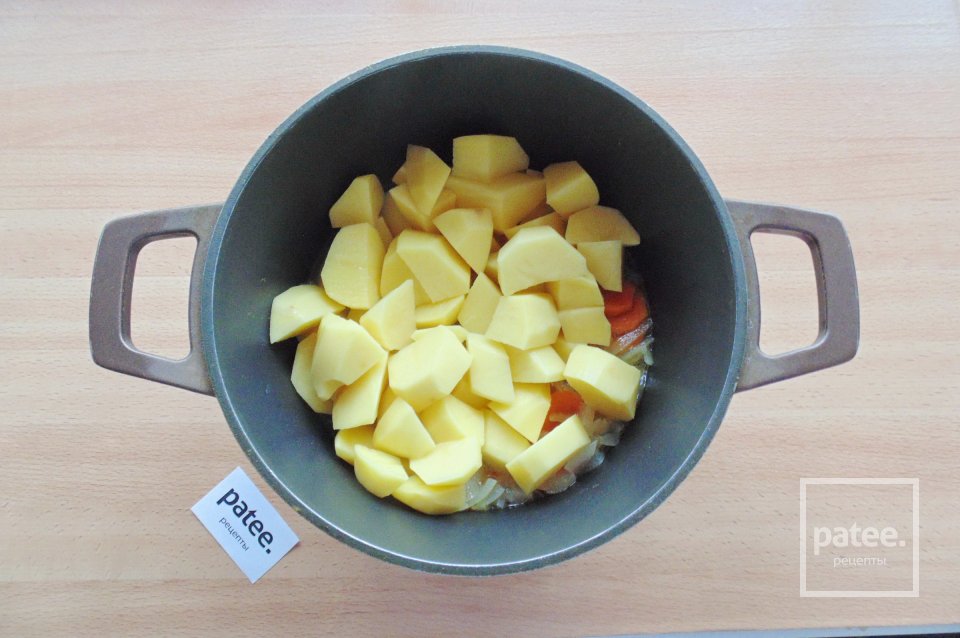 Тушеный картофель с овощами и сардельками - Шаг 4