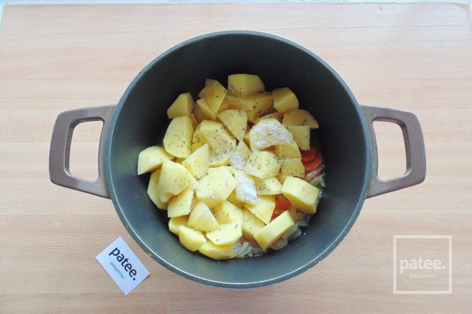 Тушеный картофель с овощами и сардельками - Шаг 6