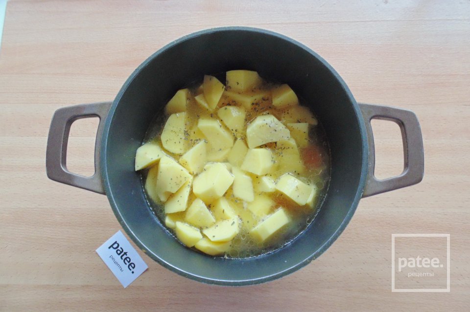 Тушеный картофель с овощами и сардельками - Шаг 7