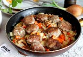 Фрикадельки из говядины, тушенные с овощами и грибами в сметане