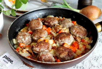 Фрикадельки из говядины, тушенные с овощами и грибами в сметане