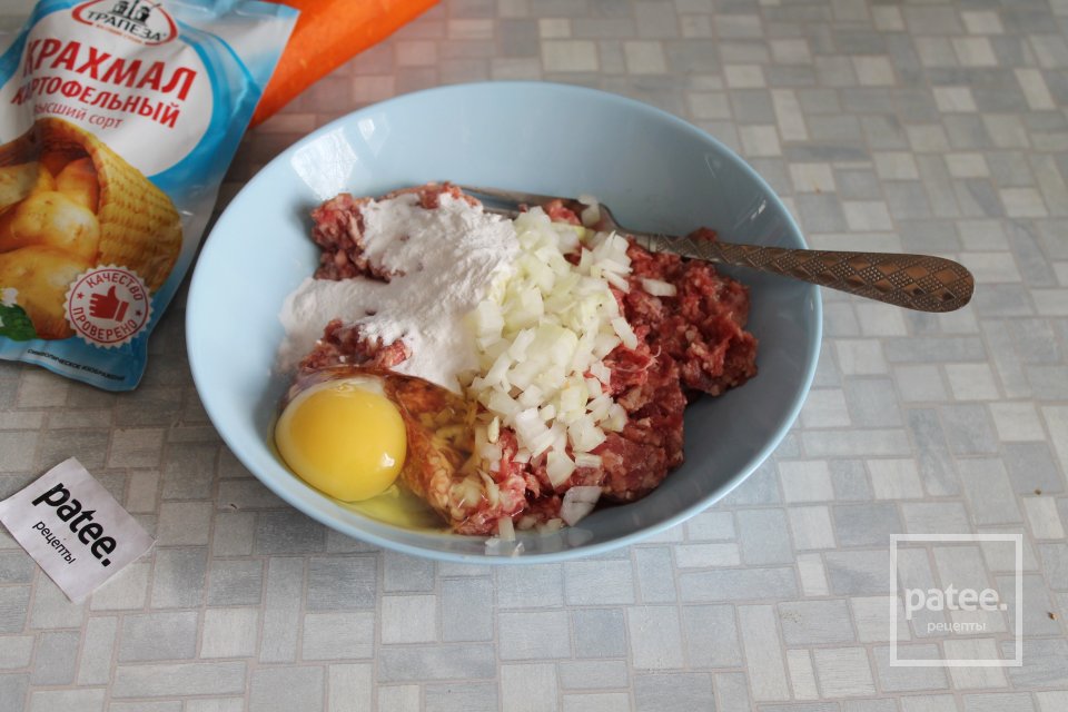 Фрикадельки из говядины, тушенные с овощами и грибами в сметане - Шаг 6