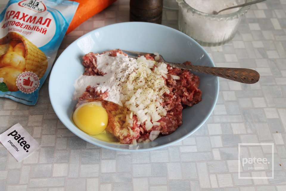 Фрикадельки из говядины, тушенные с овощами и грибами в сметане - Шаг 7