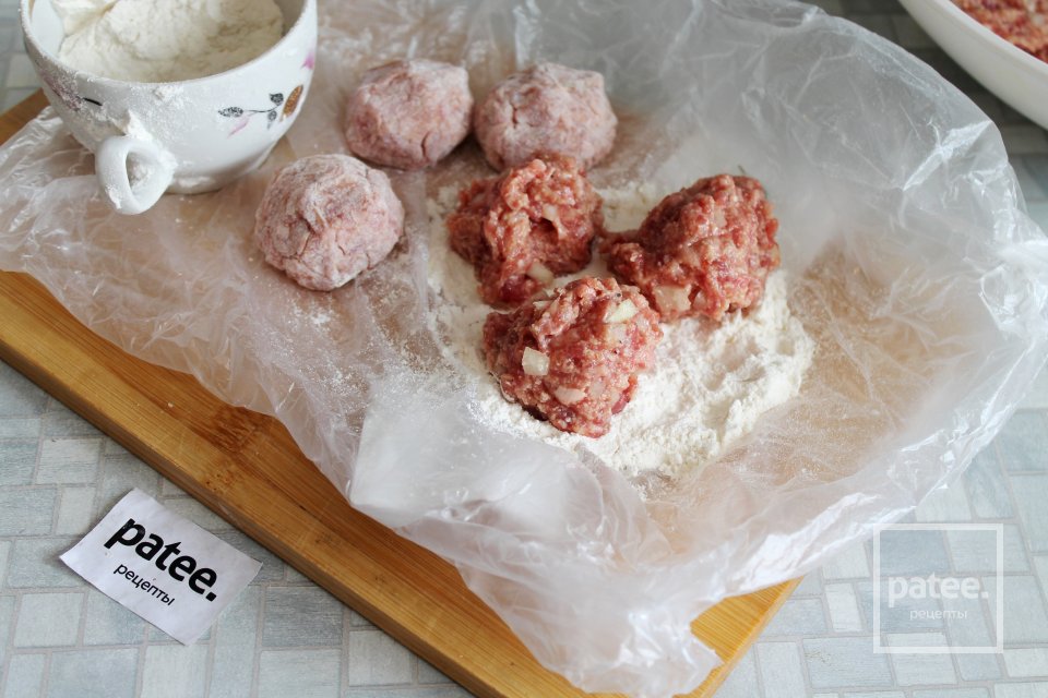 Фрикадельки из говядины, тушенные с овощами и грибами в сметане - Шаг 8