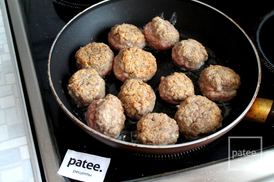 Фрикадельки из говядины, тушенные с овощами и грибами в сметане - Шаг 9