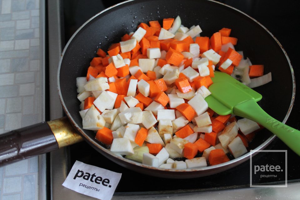 Фрикадельки из говядины, тушенные с овощами и грибами в сметане - Шаг 14