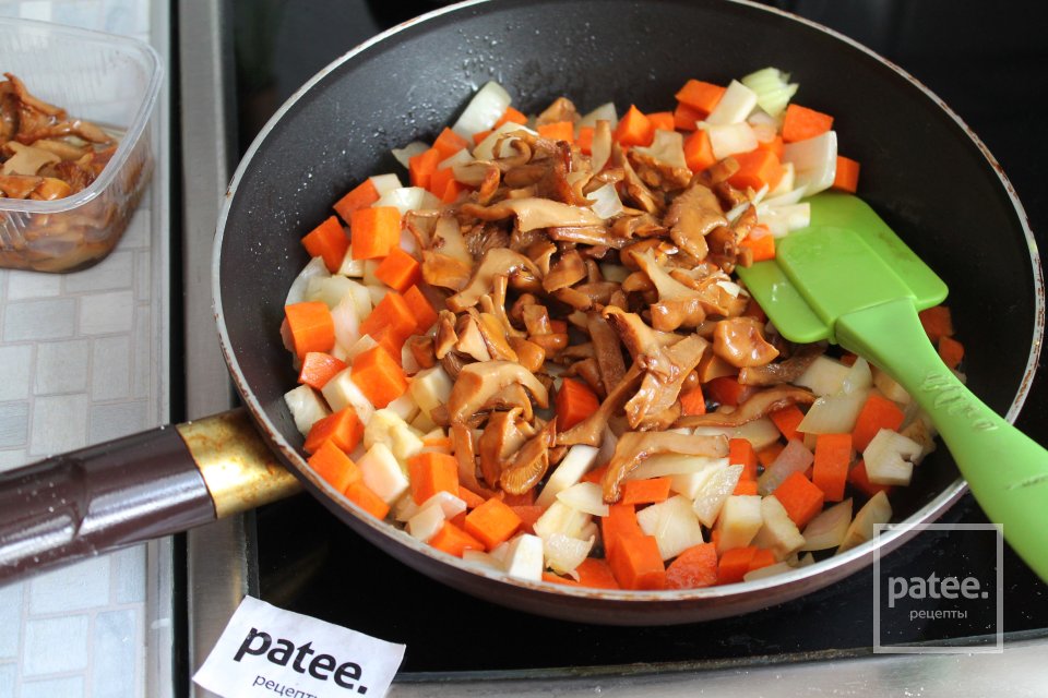 Фрикадельки из говядины, тушенные с овощами и грибами в сметане - Шаг 15