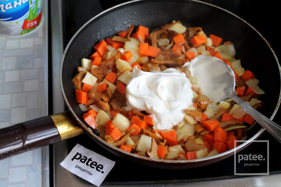 Фрикадельки из говядины, тушенные с овощами и грибами в сметане - Шаг 16