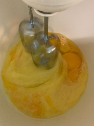 Бисквитный творожный пирог с изюмом - Шаг 1