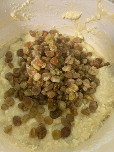 Бисквитный творожный пирог с изюмом - Шаг 4