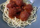 Паста с фрикадельками под томатным соусом