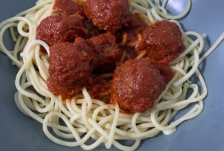 Паста с фрикадельками под томатным соусом